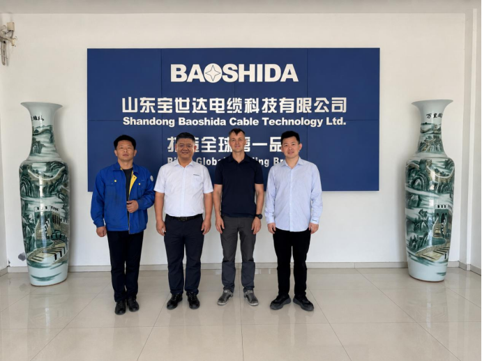 Departamento de Comércio Internacional dá as boas-vindas a visitantes da Índia e da Rússia para visita à fábrica